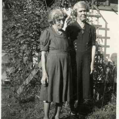 Lillie and Edith Mitchell at Lakeland Florida in 1940.