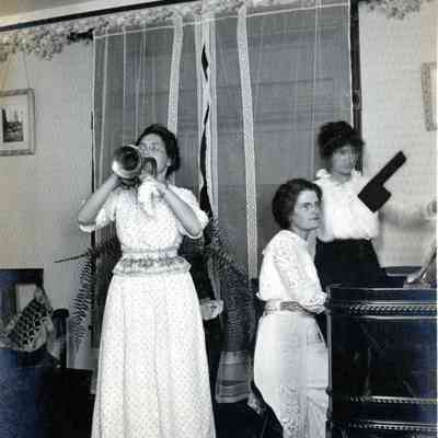 Ellen Martin and Miss Hettie and Leta Anisdell in Ellen Martin's home on July 24, 1914.