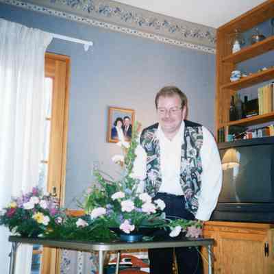 Speaker Bob Simmons at Lynn Carpenter's home for the 04/08/1997 Arche' Club meeting.