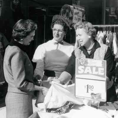 Sidewalk Sales Linda Lee's