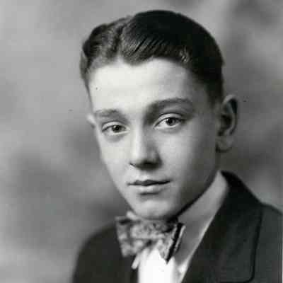 Kenneth Joseph Whise on May 19, 1910. He was the son of Elizabeth Snyder Whise.