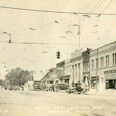 1924. Monroe Street and Hoops Block on Left, Bank Block on right. Sign for Chop Suey, Central Market on corner.