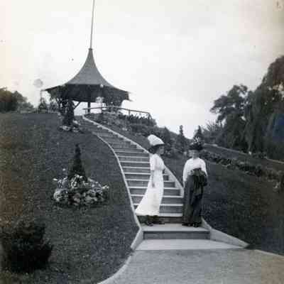 Annabell and Annie Martin at Bell Isle on Aug. 22, 1912.
