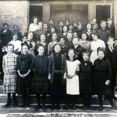Grammar room in Lyons, Ohio in 1914-15.