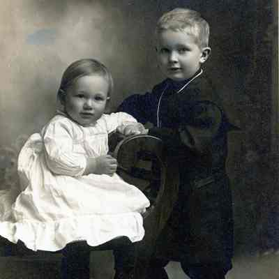 Harry (b 1886) and Ronald (b 1895) Rhead lived in Lapeer. They were sons of Edith and Frank Rhead.