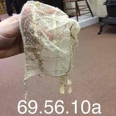Baby bonnet with dotted veiling