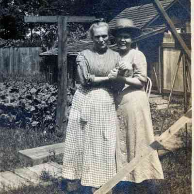 Annie Martin and her daughter Ellen Martin on Aug. 21, 1912.