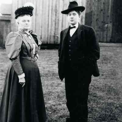 Mrs Crandell and Maude in 1905.