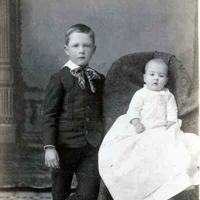 Melvin Bradner Smith at 6 Yrs and 10 months with his sister Effie Blanche Smith age 7 months