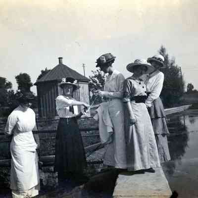 Miss Squires, Miss Anisdell, Miss Crawford, Miss Smith, Miss Beckley at Eloise on July 25, 1914.