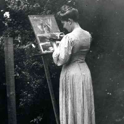 Maude Warner painting in 1907.