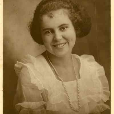 Lillian Akans Dr. Charles H. Carpenters old girlfriend. David married Thompson. born 1904.