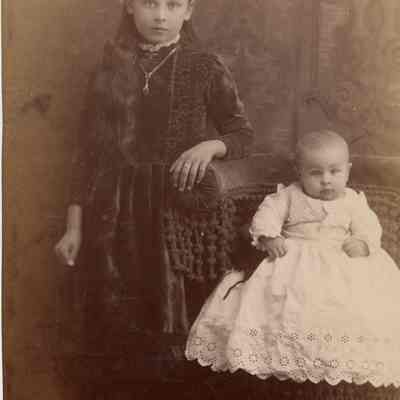 Alta and Ruth Akans