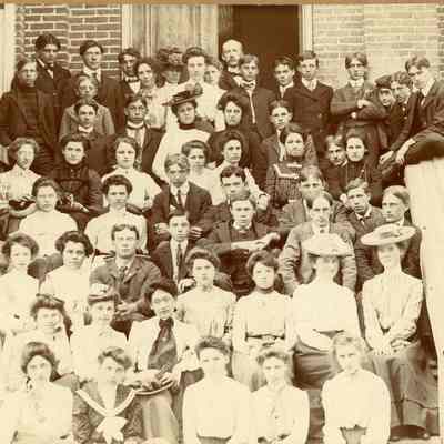 Union School students on steps 1901-02
