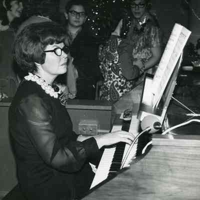 Unknown organ player