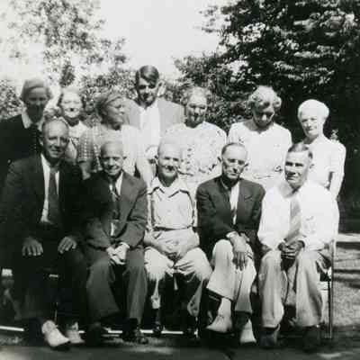 Elizabeth, Grace, Emma, Jim, Janet Blanche and Mabel in back row from L to R. In front is Clyde, Glenn, Aleck, Tracy and Pete.