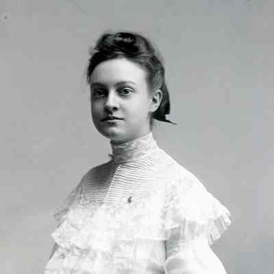 Harriett Smalley (Hattie) around January 1, 1906. Hattie Marries Harley Smith. Hattie is born in August 1885 and dies in 1969.