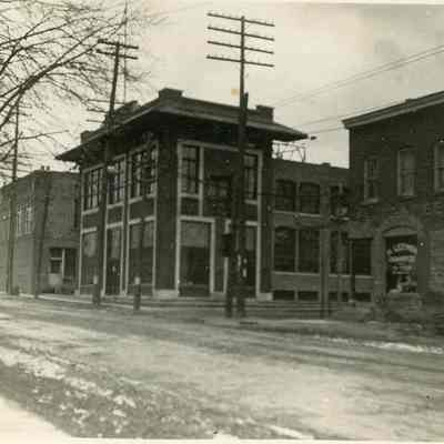 Michigan at Biddle looking SE. Rear of Hoops block at Monroe street, Detroit edison building on SE corner, Flour and Feed store at SW corner.