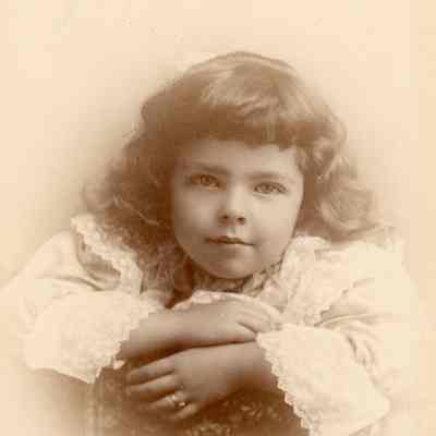 Eola Bunting, the daughter of Charles bunting and Mary Palmer Cozadd Bunting in about 1893-1894.