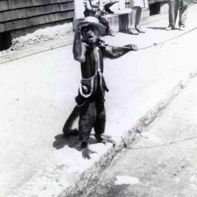 After giving the monkey some pennies, he posed for this picture on 07/08/1940.