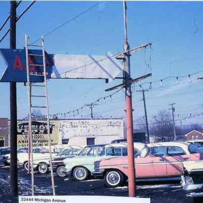 32444 Michigan - Car Lot