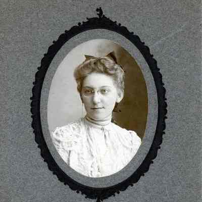 Grace Smith in 1907 married to Harrison (Harry) Peters.