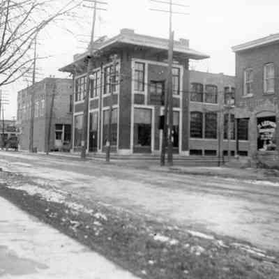 Michigan at Biddle looking SE. Rear of Hoops block at Monroe street, Detroit edison building on SE corner, Flour and Feed store at SW corner.