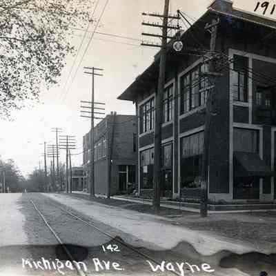 Bank Block at left, DUR Streetcar tracks on Michigan, rear of Hoops Block, Detroit Edison Building on corner at right. 1913.