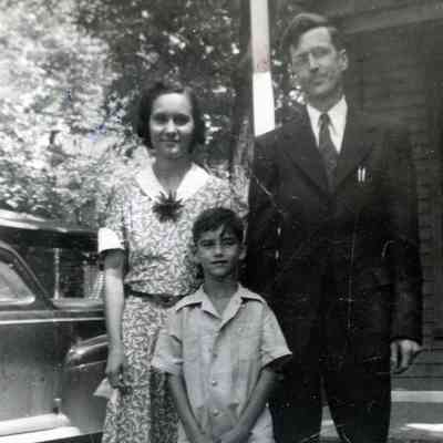 Bill and Genevieve Fraser and their son Ronnie Fraser at Eaton Rapids on 08/01/1943.