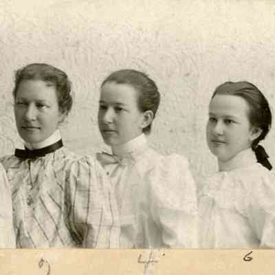 John Egeler and his 6 daughters Florence, Cora, Salome, Ethel, Mabel and Dena.
