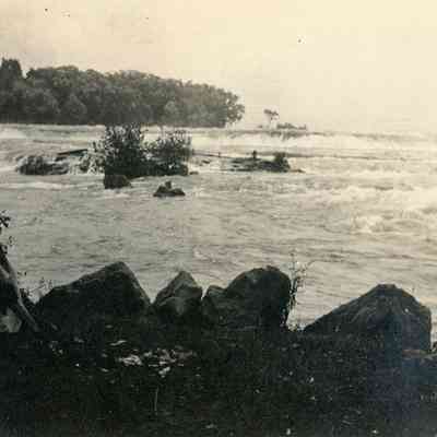 Hisey honeymoon in 1916 to Niagara Falls.
