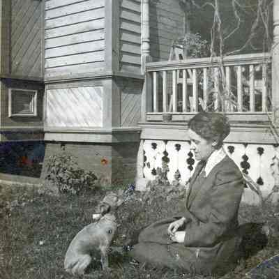 Taxie (dog) and Katherine Varney on 10/26/1911.