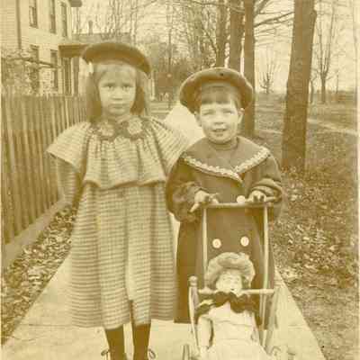 Ruth Murphy and Rea Curtis in 1906.