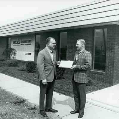 32444 Michigan - Hooks Cleaners, Collision Pro