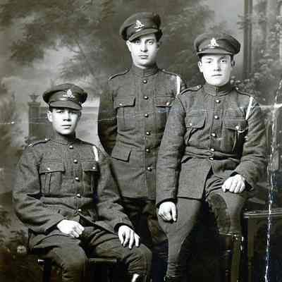 Roy Richards in the middle. He was killed in France during WWI. He is buried in France.
