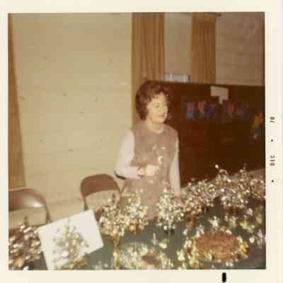 Catherine Krueger of Wayne Garden Club in Green's Market on Dec. 8, 1970.