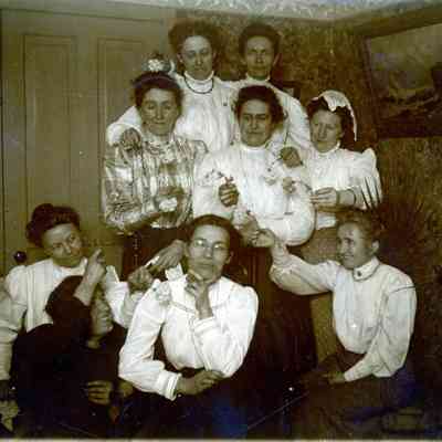 Women, Mamie in the middle front.