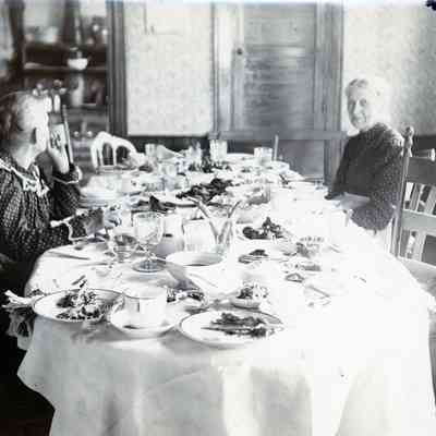 Thanksgiving dinner in 1907.