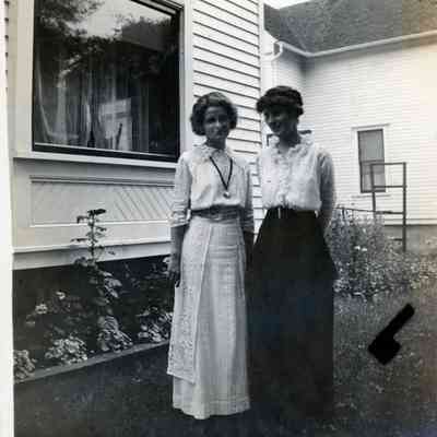 Miss Hettie and Miss Leta Anisdell in July 24, 1914.