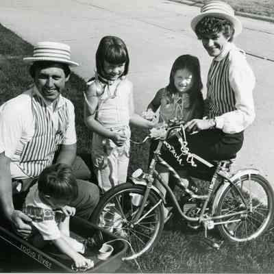 Al Damitio and Carolyn Archbold judging best decorated bike