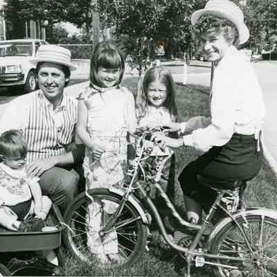 Al Damitio and Carolyn Archbold judging best decorated bike