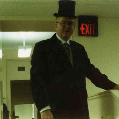 Mayor Pat Norton conducting the council meeting at old town hall (the Museum) before moving to the new city hall on 04/19/88.