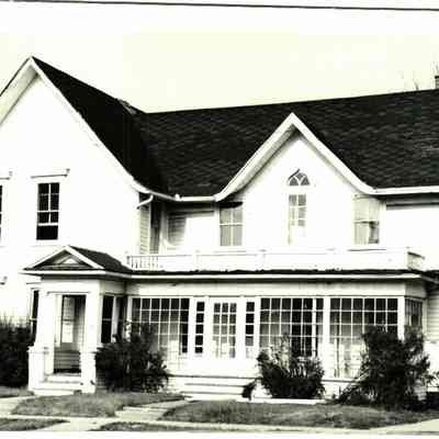 Dr Parkers Office, built by the Pate family, also occupied by Grant Wilcox and family preceeding Dr. Parker. Wurtz family lived here in the 1920's. West side of Washington.