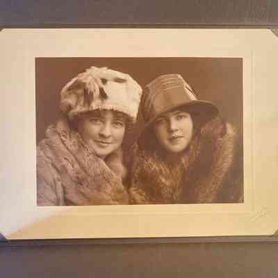 Photo - Portrait of two women in folder