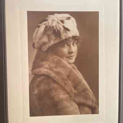 Photo - Portrait of Woman in fur in folder