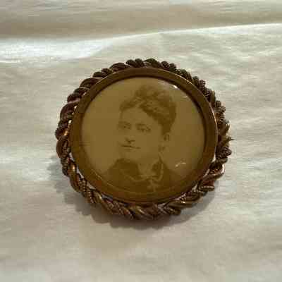 Pin with portrait