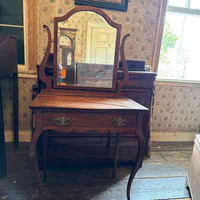 Vanity table