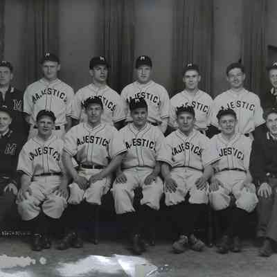Team Photo of the Majestics basketball team