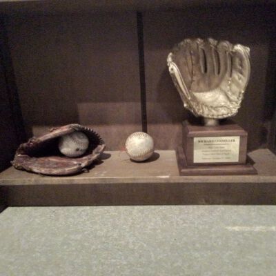 Softball mit and trophy