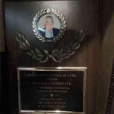 Sports museum hall of fame plaque